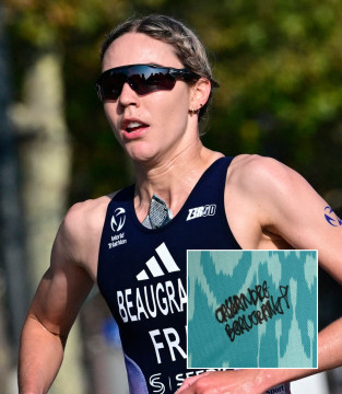 T-shirt signed by Cassandre Beaugrand World Triathlon Championship Series Samarkand 2026